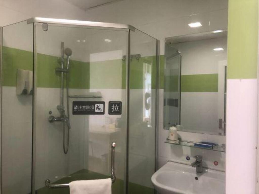 Шэньчжэнь: 7 Days Inn (Shenzhen International Convention and Exhibition Center)
