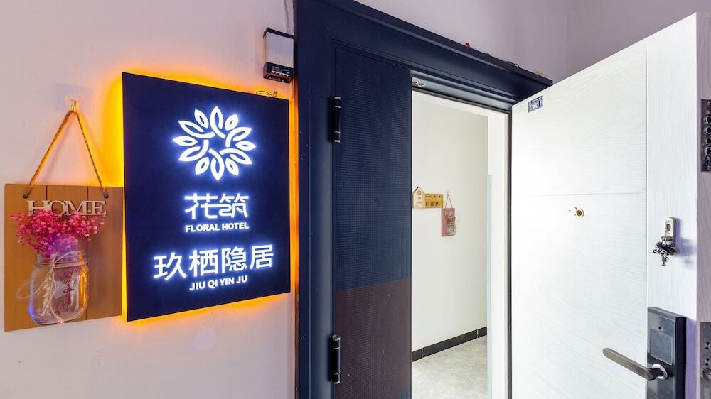 Цзюцюань: Floral Hotel Jiu Qi Yin Ju Dunhuang