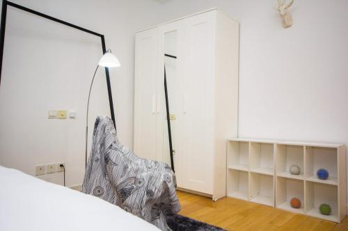 Three-Bedroom Guesthouse, Near Disneyland and Subway Line 2 — фото 1