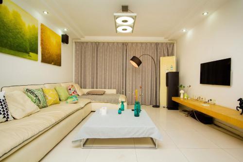 Шанхай: Three-Bedroom Guesthouse, Near Disneyland and Subway Line 2