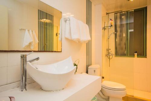 Шанхай: Three-Bedroom Guesthouse, Near Disneyland and Subway Line 2
