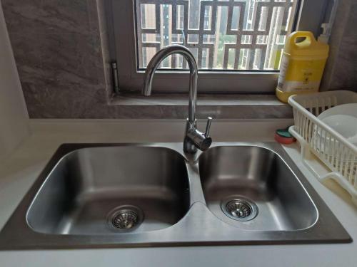 Пекин: Simple One Bedroom Guest House Near Capital Airport