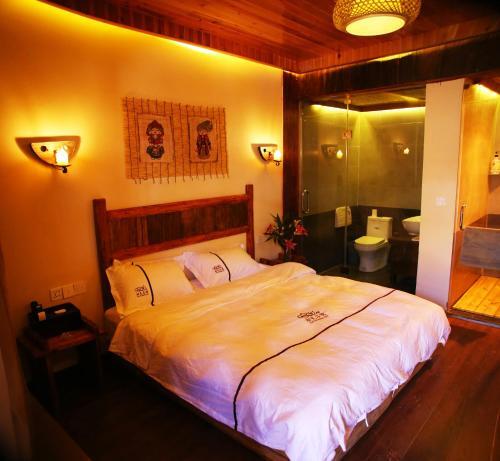Лицзян: Lijiang Lugu Lake Chujian Homestay