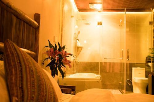Лицзян: Lijiang Lugu Lake Chujian Homestay