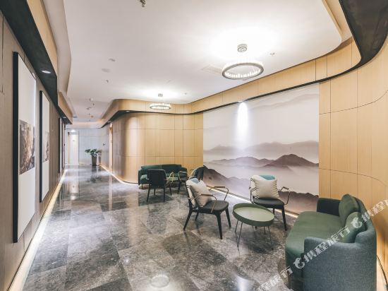 Уси: Berkesy Atour  Hotel