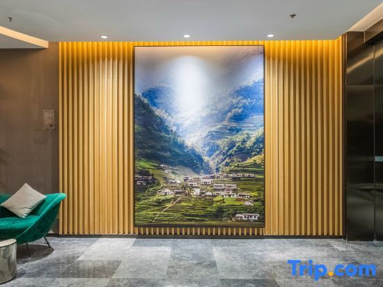 Уси: Berkesy Atour  Hotel