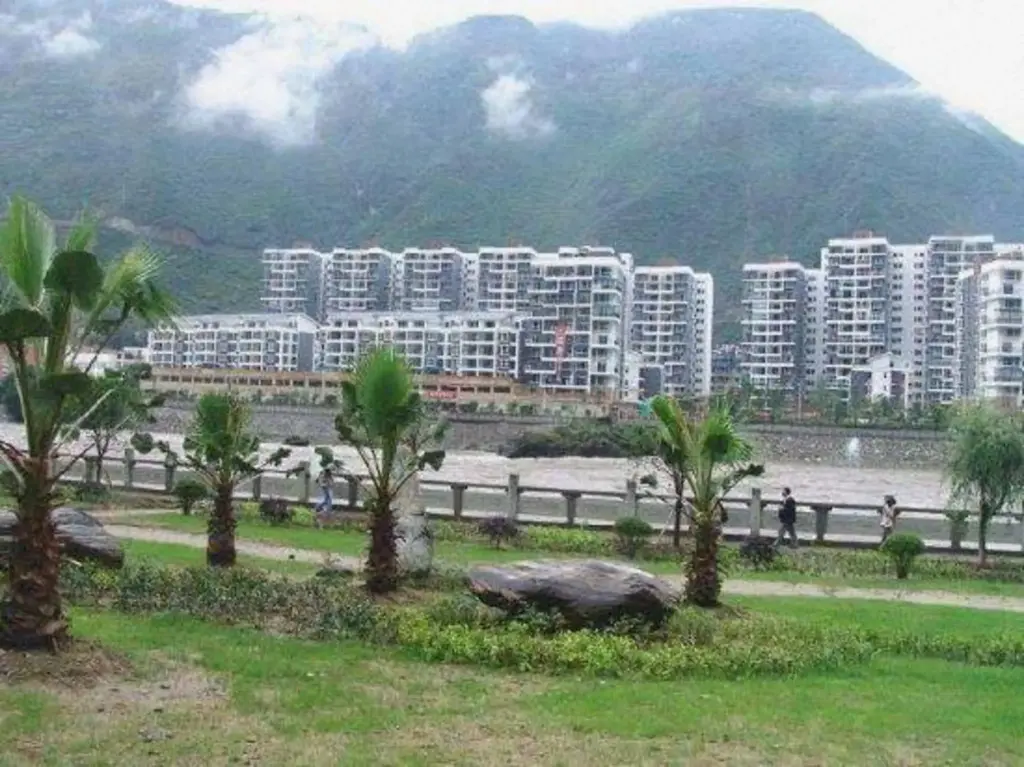 Кандин: Zhengba Shilixiang Courtyard (Luding Daduhe Bridge)