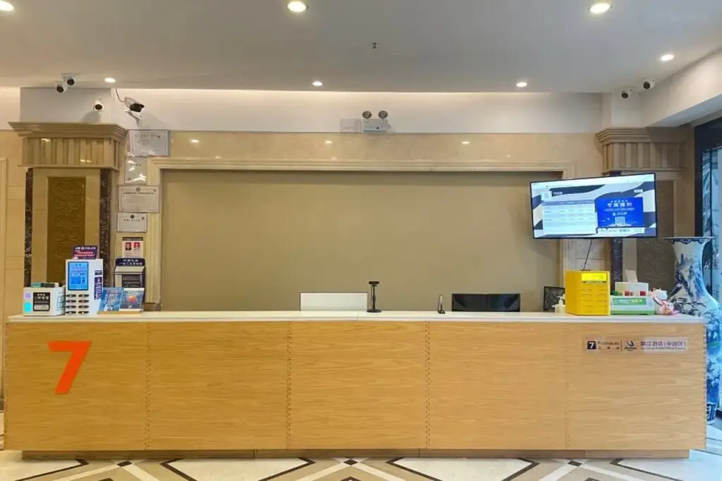 Чэнду: 7 Days Premium (Chengdu Xinjin Rulin Road Metro Station)