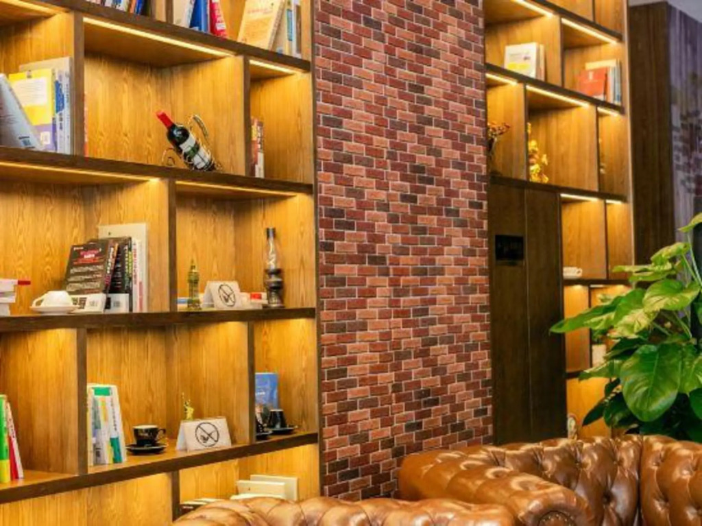 Мэйшань: James Joyce Coffetel (Sichuan University Jinjiang College)