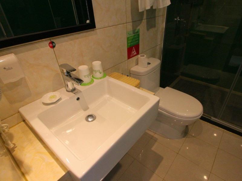 Шанхай: GreenTree Inn Express Shanghai Disneyland Metro