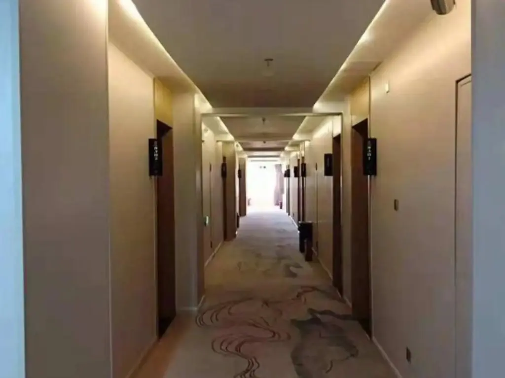 Учжун: Super 8 Hotel (Wuzhong West Mingzhu Road Expressway Store)