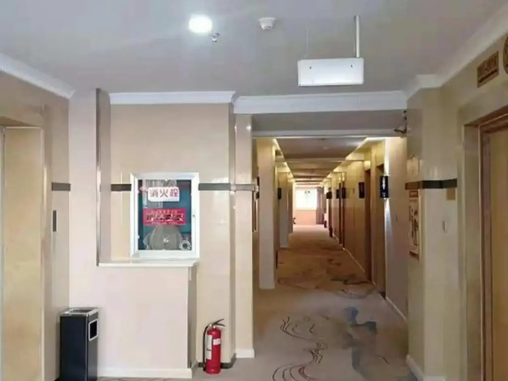Учжун: Super 8 Hotel (Wuzhong West Mingzhu Road Expressway Store)