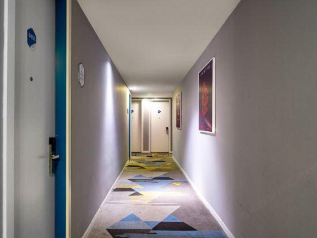 Шанхай: Shanghai Hongqiao International Exhibition Center  99 Xinbiao Selected Hotel