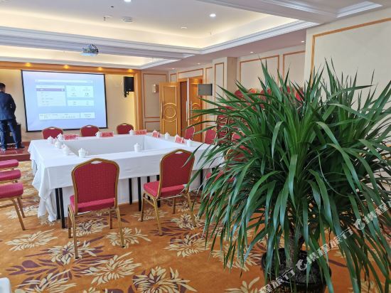 Гаочжай: Vienna Hotel (Xining Airport Haidong High-speed Railway West Station)