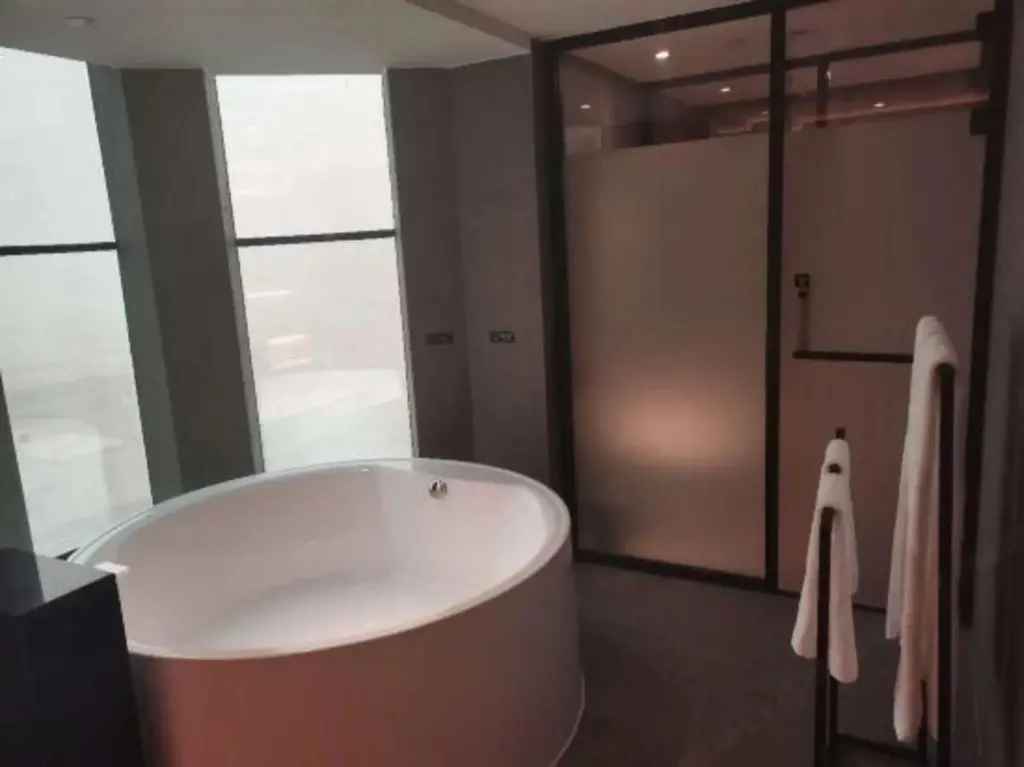 Корла: Modern Four Seasons Hotel (Xinhuijia Branch)