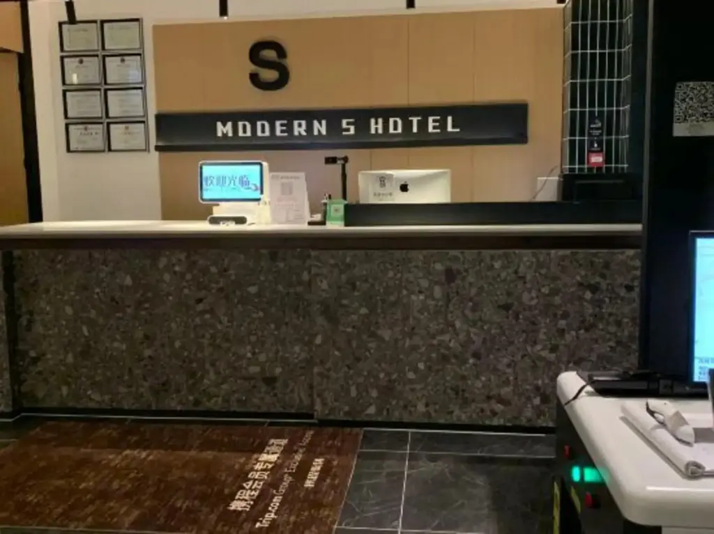 Корла: Modern Four Seasons Hotel (Xinhuijia Branch)