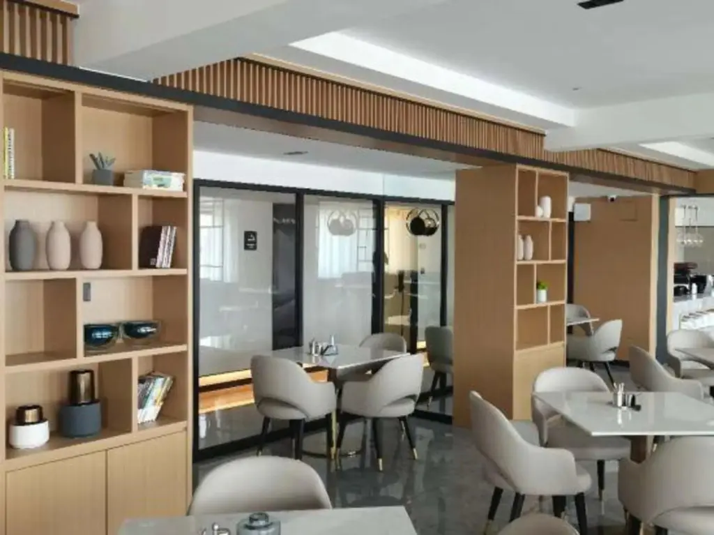 Корла: Modern Four Seasons Hotel (Xinhuijia Branch)