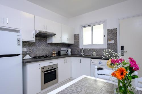 Ларнака: Oum Haram 66