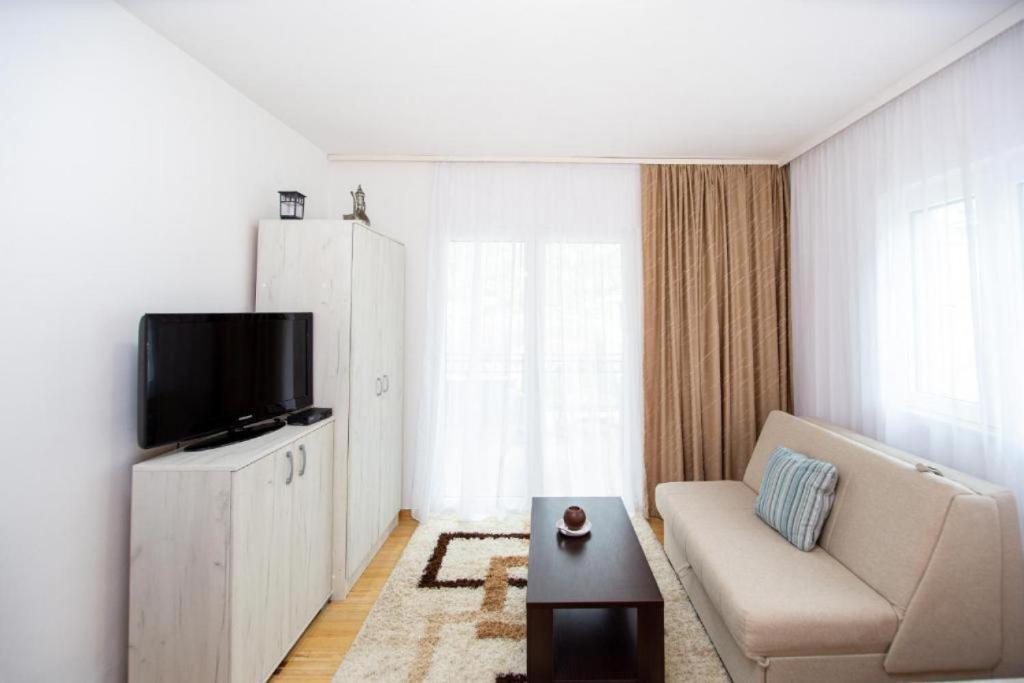 Доброта: Studio Flat with Shared Pool in Prčanj Montenegro