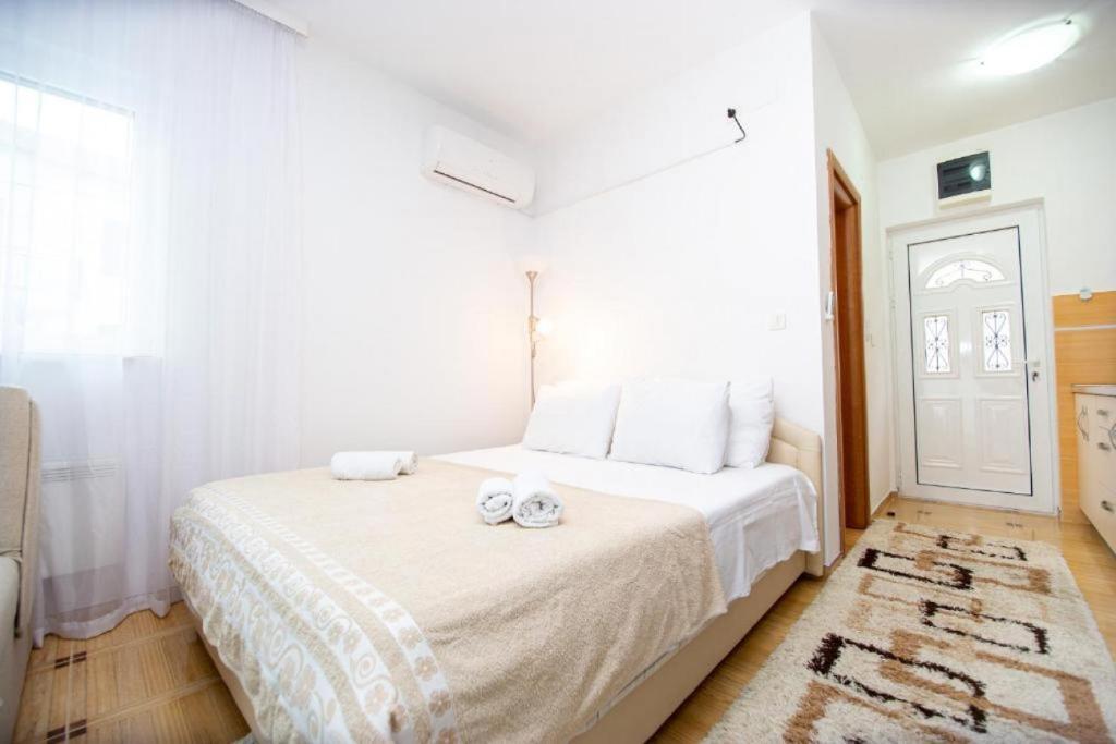 Доброта: Studio Flat with Shared Pool in Prčanj Montenegro