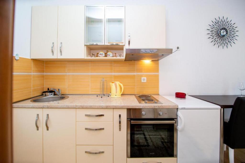 Доброта: Studio Flat with Shared Pool in Prčanj Montenegro