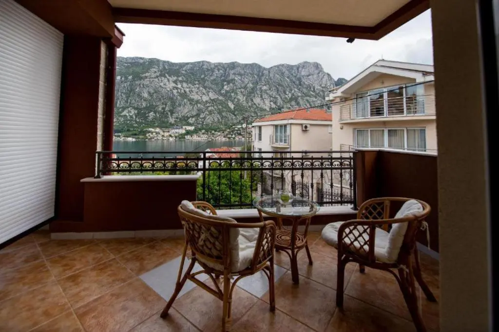 Доброта: Studio Flat with Shared Pool in Prčanj Montenegro