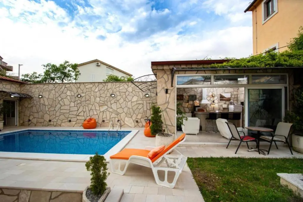 Доброта: Cozy Studio with Shared Pool in Prčanj Montenegro