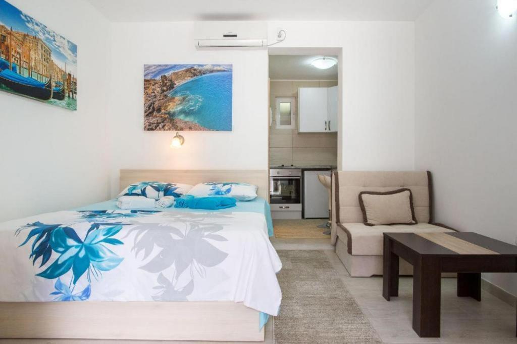 Доброта: Cozy Studio with Shared Pool in Prčanj Montenegro