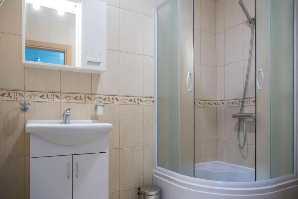 Доброта: Cozy Studio with Shared Pool in Prčanj Montenegro