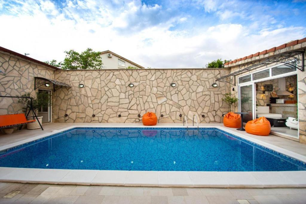 Доброта: Cozy Studio with Shared Pool in Prčanj Montenegro