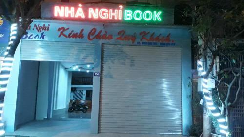 Хатинь: Nha Nghi Book