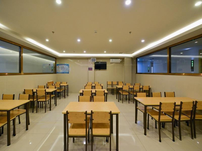 Далянь: GreenTree Inn Dalian North Railway Station Express