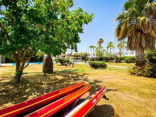 Чешме: Ion Club Windsurf Beach