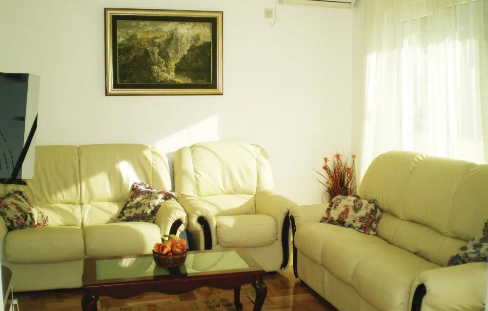 Игало: Awesome Home in Igalo With Wifi and 2 Bedrooms