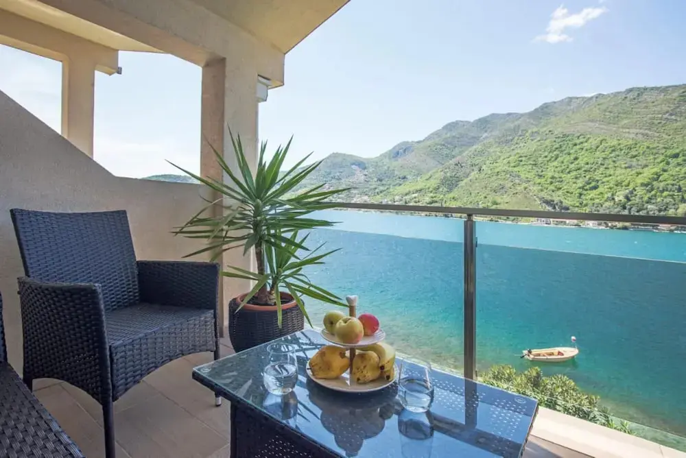 Лепетане: Studio Flat With View Near Beach in Tivat