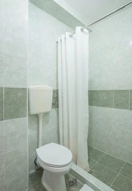 Лепетане: Sleek Studio Flat With Balcony Near Beach in Tivat