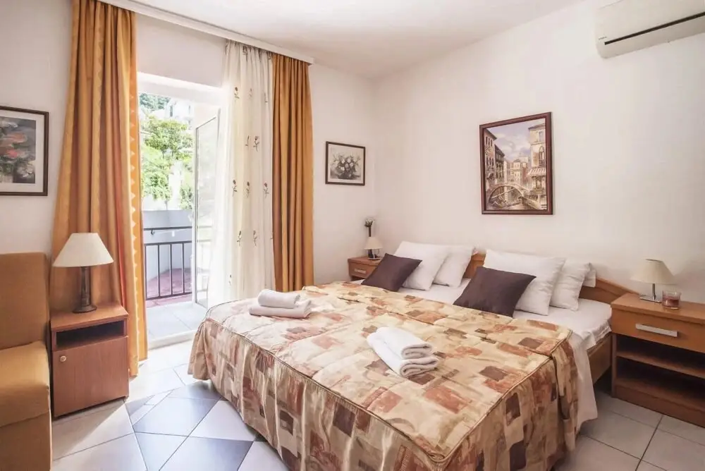 Лепетане: Sleek Studio Flat With Balcony Near Beach in Tivat