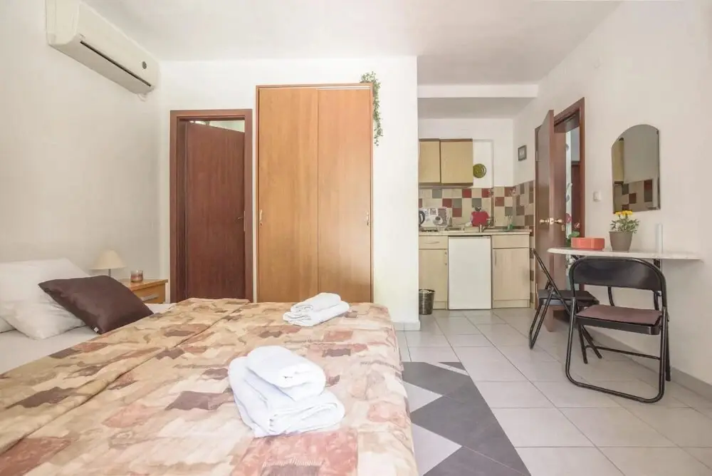 Лепетане: Sleek Studio Flat With Balcony Near Beach in Tivat