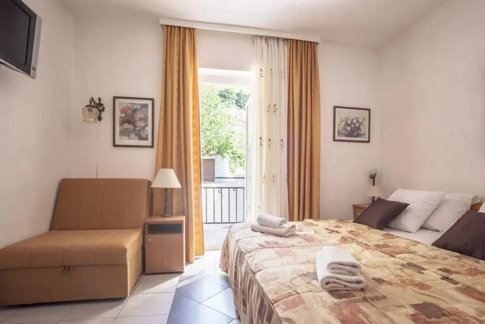 Лепетане: Sleek Studio Flat With Balcony Near Beach in Tivat