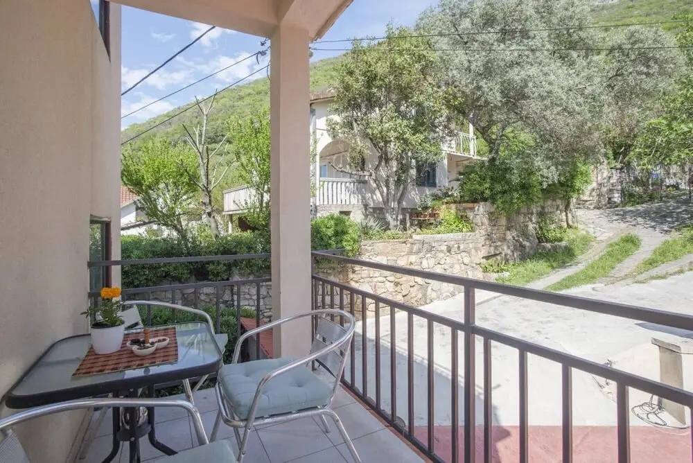 Лепетане: Sleek Studio Flat With Balcony Near Beach in Tivat