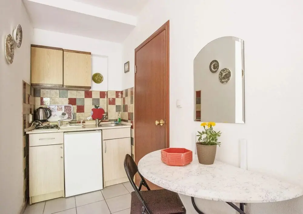 Лепетане: Sleek Studio Flat With Balcony Near Beach in Tivat