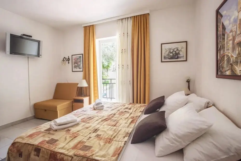 Лепетане: Sleek Studio Flat With Balcony Near Beach in Tivat