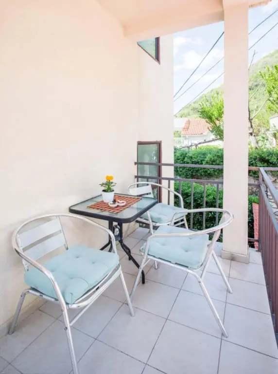 Лепетане: Sleek Studio Flat With Balcony Near Beach in Tivat