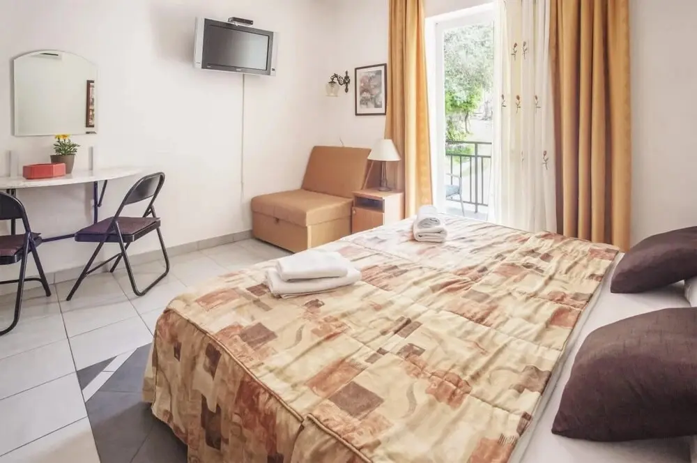 Лепетане: Sleek Studio Flat With Balcony Near Beach in Tivat