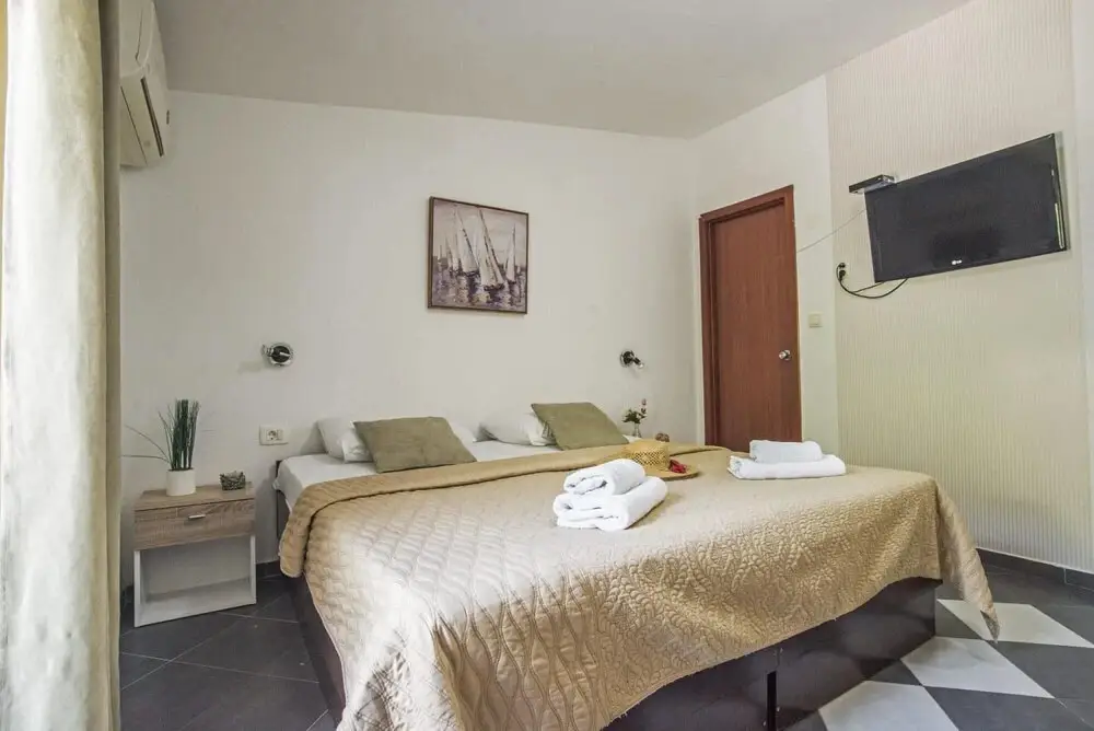 Лепетане: Chic Studio Flat With Balcony Near Beach in Tivat