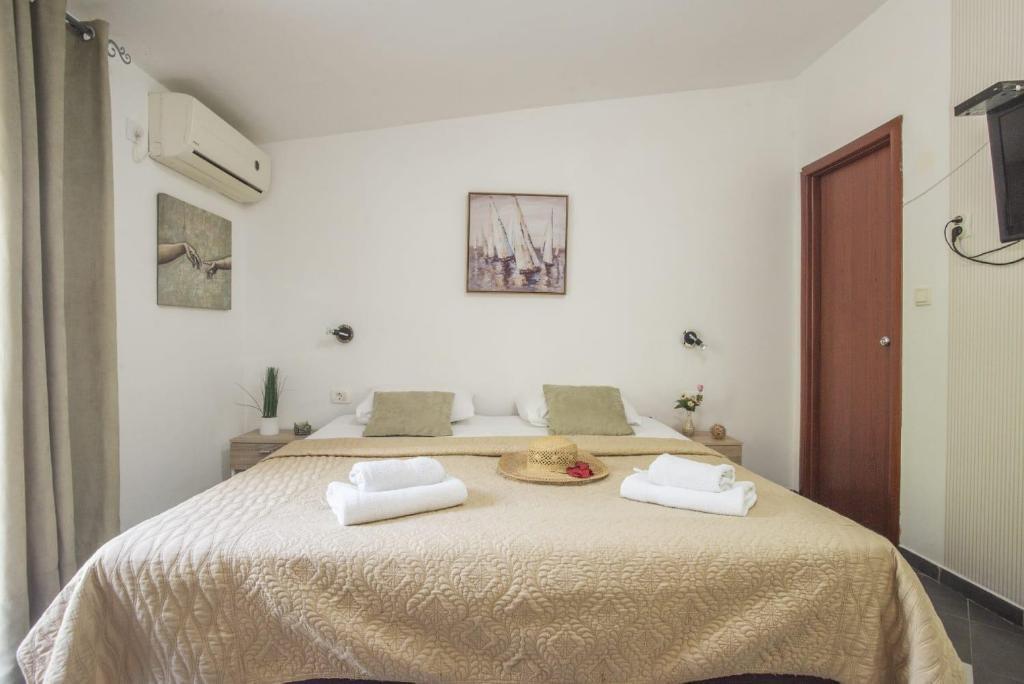 Лепетане: Chic Studio Flat With Balcony Near Beach in Tivat