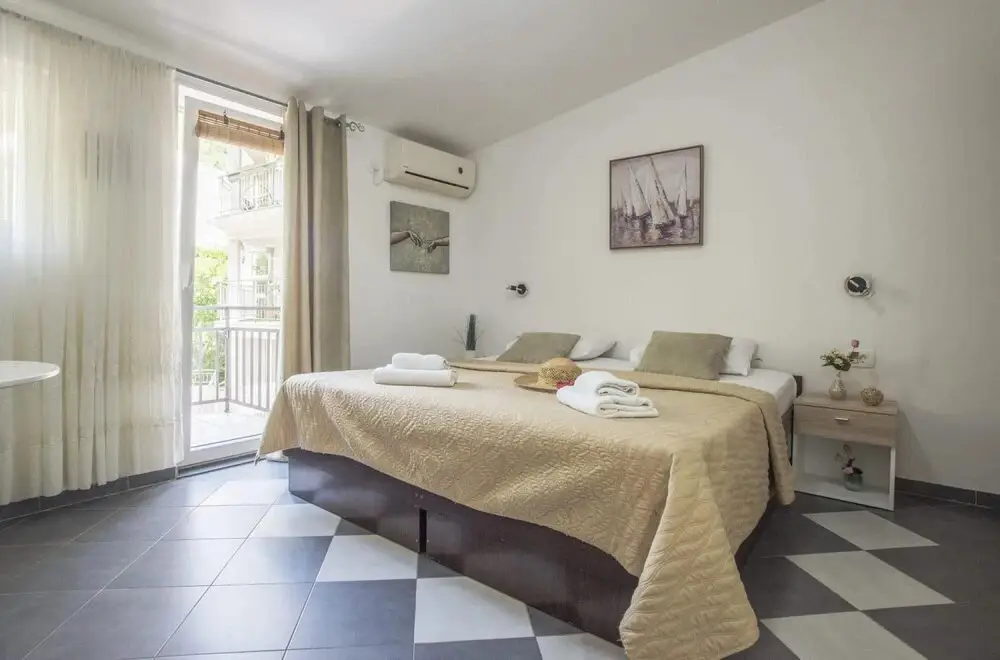 Лепетане: Chic Studio Flat With Balcony Near Beach in Tivat