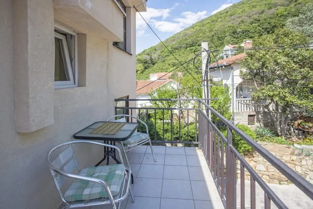 Лепетане: Chic Studio Flat With Balcony Near Beach in Tivat