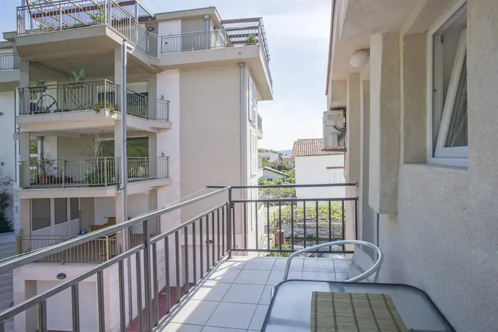 Лепетане: Chic Studio Flat With Balcony Near Beach in Tivat