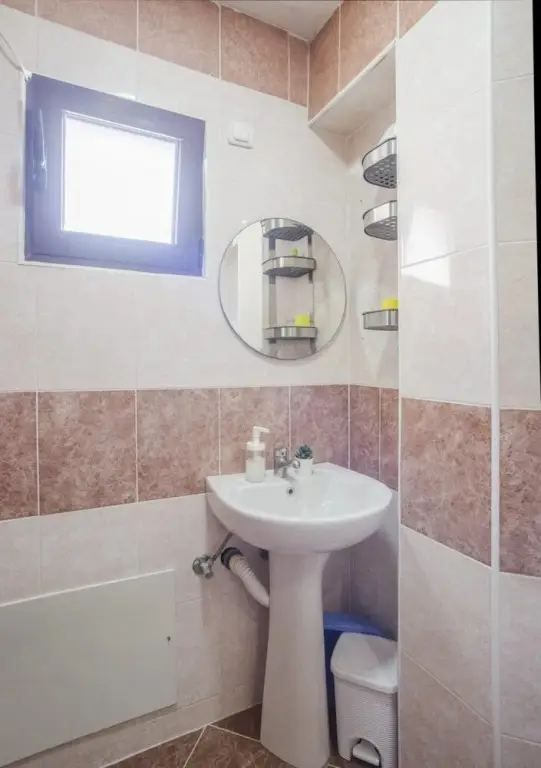 Лепетане: Chic Studio Flat With Balcony Near Beach in Tivat